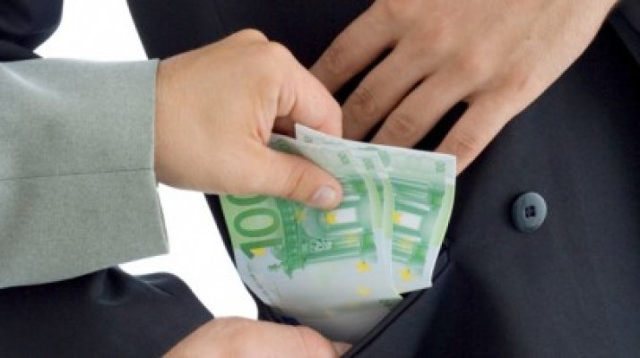 Românul munceşte 16 zile pe an pentru şpăgi